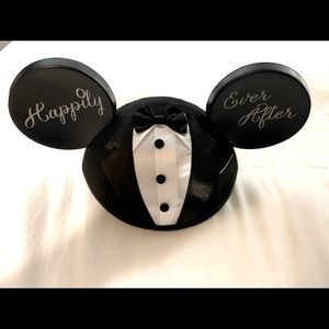 DISNEY - MR. & MRS. WEDDING MICKEY EAR HAT SET W/ CHAMPAGNE FLUTES